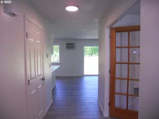 Photo #5: 23359285 Listing