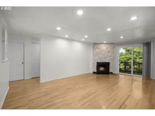 Photo #2: 23359298 Listing