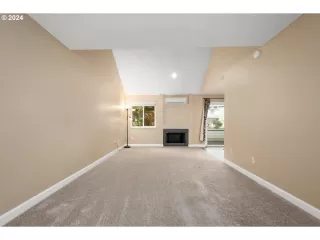 Photo #5: 23359472 Listing