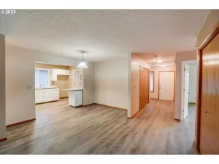 Photo #5: 23360393 Listing