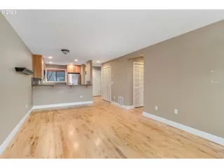 Photo #4: 23362903 Listing