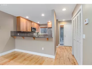 Photo #5: 23362903 Listing