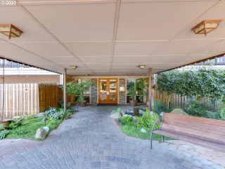 Photo #3: 23363105 Listing