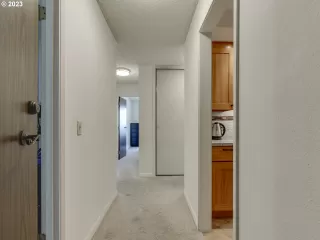 Photo #5: 23363105 Listing