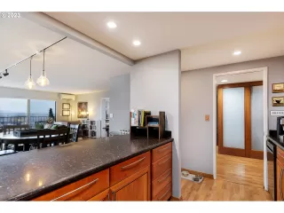 Photo #5: 23371729 Listing