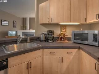 Photo #5: 23372084 Listing