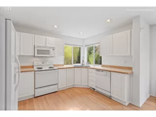 Photo #5: 23372388 Listing