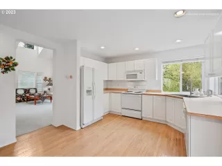 Photo #6: 23372388 Listing