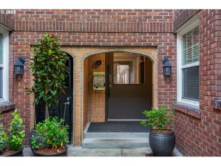 Photo #2: 233733166 Listing