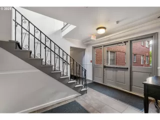 Photo #3: 233733166 Listing