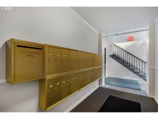 Photo #4: 233733166 Listing