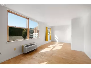 Photo #2: 23375095 Listing