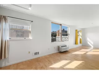 Photo #3: 23375095 Listing