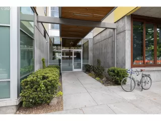 Photo #2: 23379344 Listing