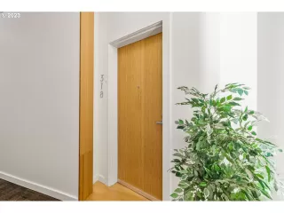 Photo #6: 23379344 Listing