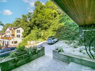 Photo #2: 23379548 Listing