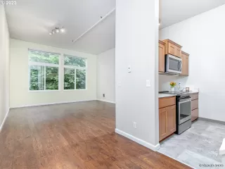 Photo #5: 23379548 Listing