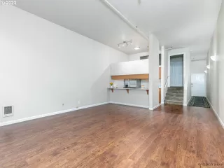 Photo #6: 23379548 Listing