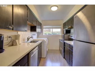 Photo #4: 23382186 Listing