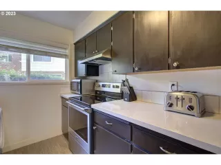 Photo #5: 23382186 Listing