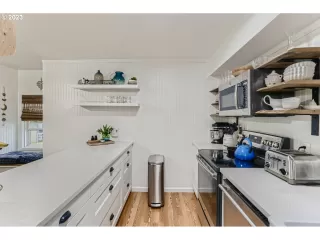 Photo #5: 23383105 Listing