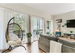 Photo #6: 23383105 Listing