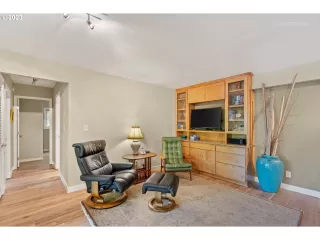 Photo #4: 23383321 Listing