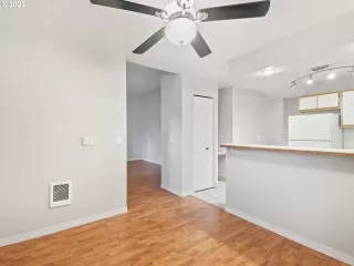 Photo #3: 23385187 Listing