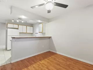 Photo #4: 23385187 Listing