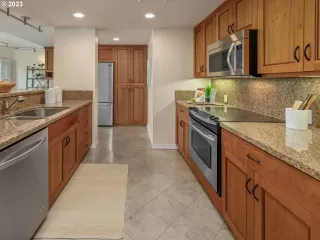 Photo #5: 23385355 Listing