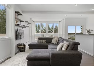 Photo #6: 23388336 Listing