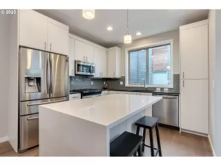 Photo #4: 23388808 Listing