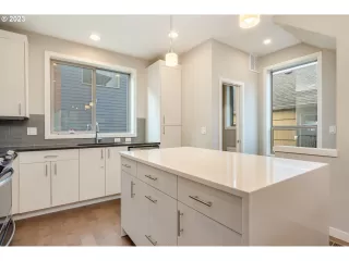 Photo #5: 23388808 Listing