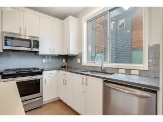 Photo #6: 23388808 Listing