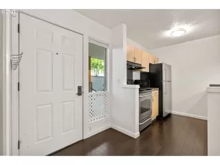 Photo #4: 23389058 Listing