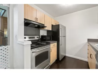 Photo #5: 23389058 Listing