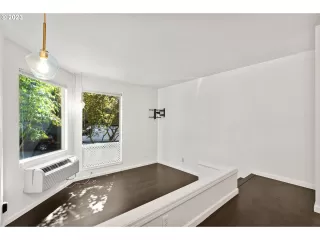 Photo #6: 23389058 Listing