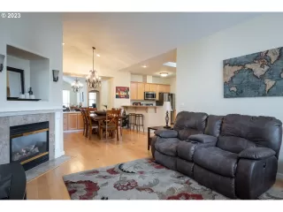 Photo #4: 23391615 Listing