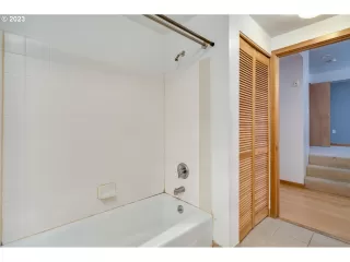 Photo #5: 23391831 Listing