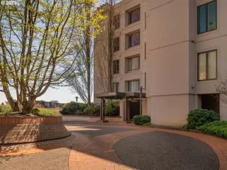 Photo #5: 23393879 Listing