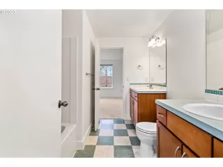 Photo #5: 23396766 Listing