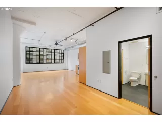 Photo #2: 23397794 Listing