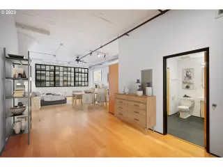 Photo #3: 23397794 Listing