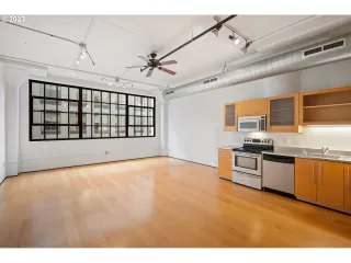 Photo #4: 23397794 Listing