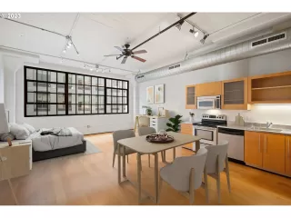 Photo #5: 23397794 Listing