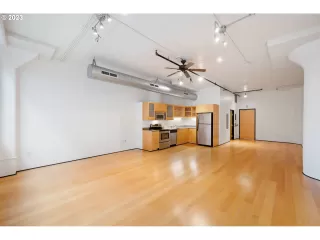 Photo #6: 23397794 Listing