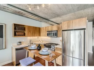 Photo #5: 23398331 Listing