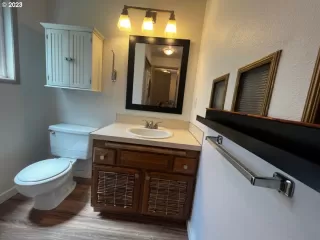 Photo #4: 23398502 Listing