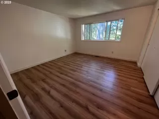 Photo #5: 23398502 Listing