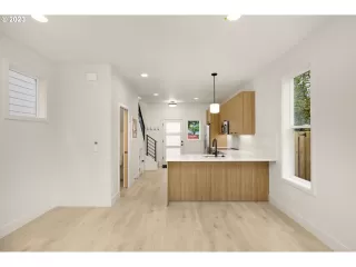 Photo #4: 23400998 Listing